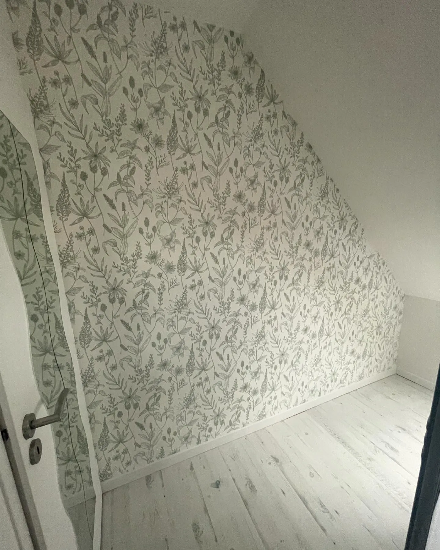Dépose et pose de papier peint réalisée par Vit'or Peinture